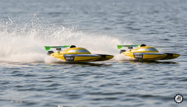 motorówki zdalnie sterowane wyścig po jeziorze